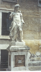 Rafello-statue